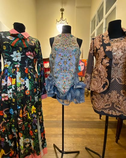 Tras el pedido de Linda Peretz, Lali tuvo un gran gesto con la Casa del Teatro y donó siete de sus vestidos (Foto: Instagram @eslacuartapared)