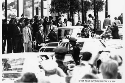 Tras el primer disparo de Sara Jane Moore el pánico se apoderó de la gente que había ido a saludar al presidente estadounidense Gerald Ford