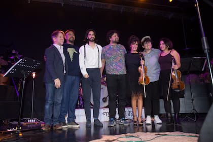 Tras el recital, Fran posó con los músicos que lo acompañaron en escena: el pianista y director musical Pablo Citarella, las violinistas Christine Brebes, Carolina Rodríguez, la celista Marcela Vicente y el percusionista Daniel Bugallo.