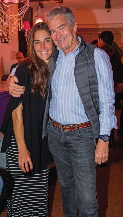 Tras el reestreno de La sangre de los árboles, Juana recibió el cariño de su papá, Ignacio Viale del Carril, y su hermana Manuela.