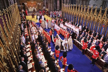 Tras el servicio, los recién coronados comenzaron la procesión final acompañados por sus pajes de honor y las damas. Como nunca antes en novecientos años, la ceremonia contó con la asistencia de las casas reales de todo el mundo (el protocolo dictaba que ningún miembro de la realeza ni jefes de Estado podían presenciar la coronación de un soberano británico).