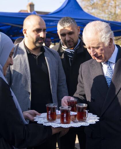 Tras el terremoto que azotó gran parte de Turquía y Siria, el rey Carlos lll visitó Hounslow, municipio del Gran Londres, donde los voluntarios recolectan alimentos, mantas y ropa para las víctimas.