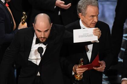 El productor de La La Land confirma que el ganador del Oscar al mejor film es Luz de luna; detrás, Warren Beatty no puede creer lo que está ocurriendo