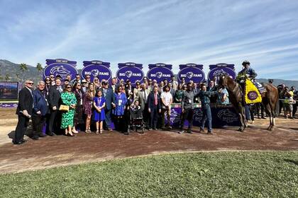 Tras el triunfo de Cody's Wish el sábado en Santa Anita Park, la familia Dorman estuvo en la foto junto al joven Cody, en su silla de ruedas