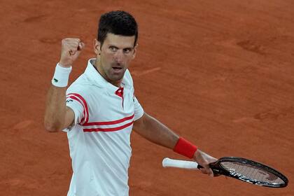 Tras estar abajo en el cuarto set, Novak Djokovic logró tres quiebres y cerró el partido ante Rafael Nadal con autoridad; jugará la final de Roland Garros.