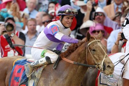 Gutiérrez le regala unos mimos a I’ll Have Another, su imprescindible socio en la Triple Corona norteamericana