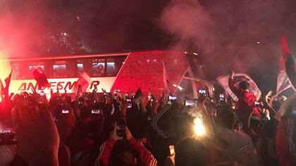 Tras ganarle a Boca, el plantel de River fue recibido por una multitud en el Monumental