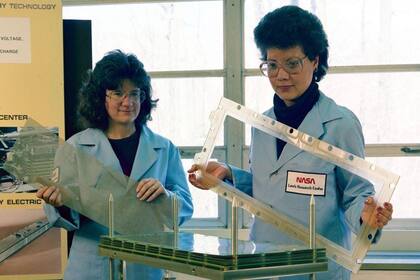 Tras graduarse de la Universidad de Puerto Rico, Olga González-Sanabria -a la derecha- llegó al Centro de Investigación Glenn de la NASA en Cleveland, donde fue muy bien recibida (Imagen La Opinion)