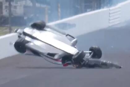 Tras impactar con el muro exterior, el auto de Nolan Siegel se dio vuelta y cayó sobre el asfalto en los entrenamiento de las 500 millas de Indianápolis.