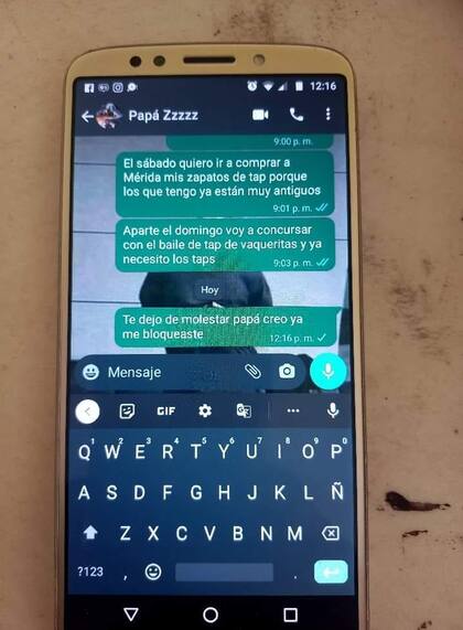 Tras insistir varios meses, finalmente no obtuvo respuesta y se percató que su padre la había bloqueado