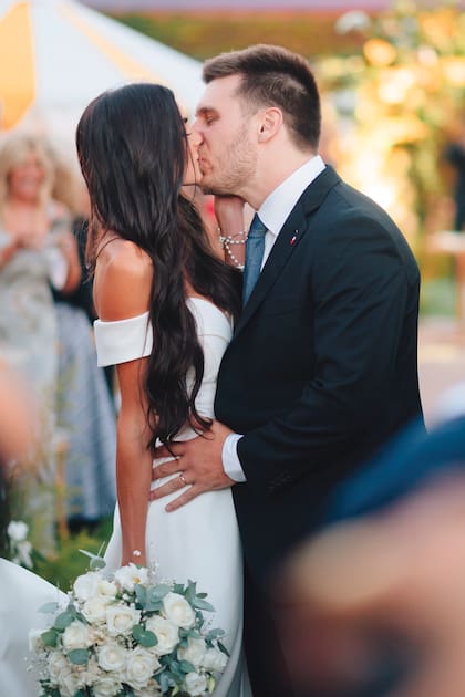 Tras intercambiar
los anillos, se dan un
romántico beso