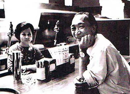 Tras la caída de Saigón, el general Loan se mudó a los Estados Unidos junto a su familia. En su intento por llevar una vida anónima y alejarse de su pasado militar, abrió un restaurante pizzería.