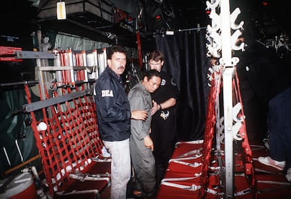 Tras la captura, agentes de la DEA trasladan a Manuel Noriega desde Panamá a los Estados Unidos