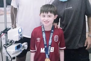 La historia de Camilo, el niño que dio la vuelta olímpica de Lanús en un hospital y recibió la visita más especial