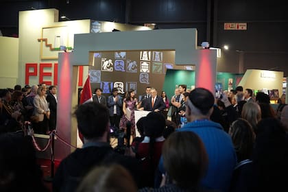 Tras la ceremonia de apertura de la feria, el cóctel por la inauguración del espacio de la embajada del Peru se atrasó hasta entrada la noche