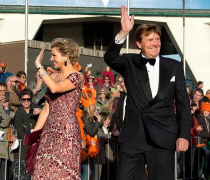 Tras la ceremonia de investidura, la reina se calzó un vestido de gala rojo oscuro (Foto: Instagram @queen.maxima)