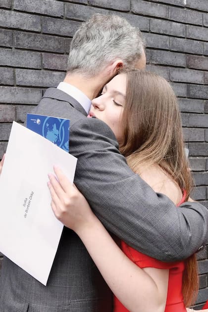 Tras la ceremonia, el soberano español fue el primero en abrazar a su hija. Desde el círculo íntimo de la infanta, aseguran que Sofía planea estudiar una carrera afín a las ciencias, la tecnología, la ingeniería y las matemáticas.