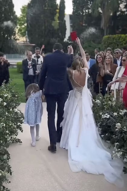 Tras la ceremonia, los invitados celebraron la unión lanzando arroz a los recién casados.
