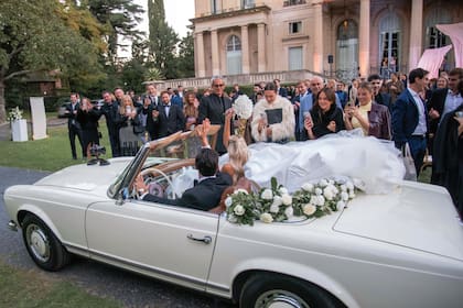 Tras la ceremonia, los novios saludan a los invitados desde un
Mercedes-Benz modelo 280 SL de 1969. En primera fila, las
amigas de la novia Manuela Viale (con un tapado blanco) y
Nati Jota (lookeada con vestido amarillo y chaqueta de cuero)
congelan el momento con su celular