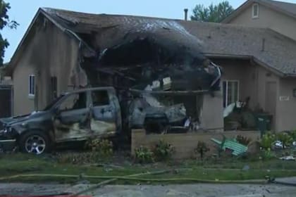 Tras la coalición se desató un incendio sobre alrededor de 15 viviendas y diferentes autos