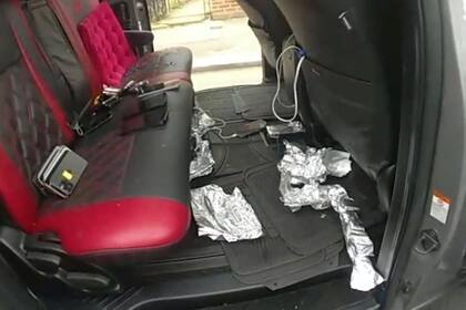 Tras la detención de los dos ciudadanos afganos, en el coche se encontraron varios teléfonos, algunos de ellos envueltos en papel de aluminio.