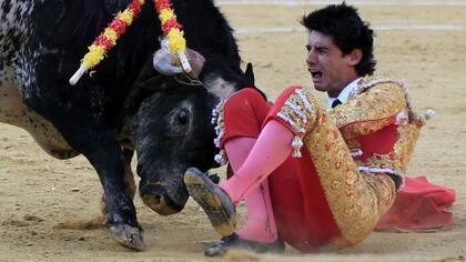 Tras la embestida, el torero quedó tirado en la arena