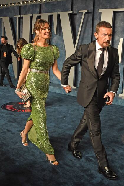 Tras la entrega de premios, la pareja llegó a la fiesta de Vanity Fair con looks de la misma marca. Ella optó por un vestido largo de escote y mangas abultadas en verde esmeralda, mientras que el malagueño se mostró elegantísimo con un traje negro.