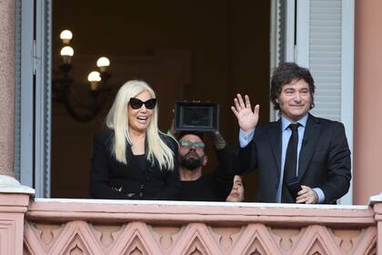 Tras la entrevista, Javier Milei y Susana Giménez saludaron desde un balcón de la Casa Rosada