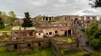 Tras la erupción del volcán pocas personas lograron escapar del desastre y gran parte de la población de Pompeya quedó bajo los escombros