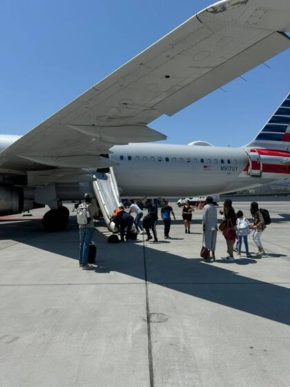 Tras la evacuación de emergencia en el vuelo de American Airlines, tres pasajeros sufrieron heridas
