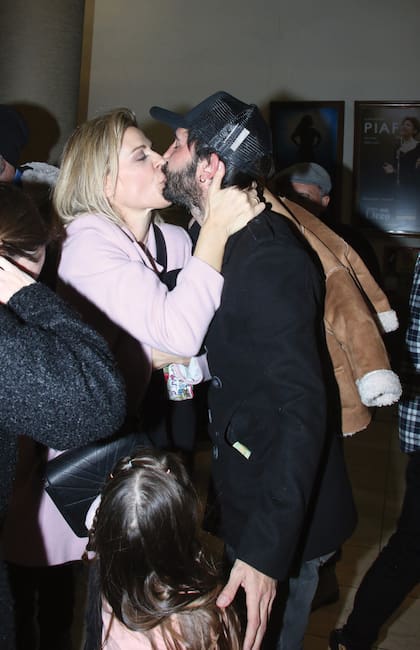 Tras la función, la actriz recibió un beso de su novio.