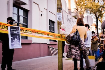 Tras la grave denuncia por abuso radicada por los padres de una alumna, afirmaron que el colegio siguió funcionando y no se apartó a nadie del personal