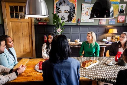 Tras la inauguración, la reina conversó con las personas del lugar y visitó las instalaciones (Foto: Instagram @koninklijkhuis)