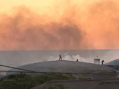 Tras la incursión de los vluntarios de José Ignacio, los bomberos de San Carlos apagan el fuego en el techo de Pavillion en La Susana