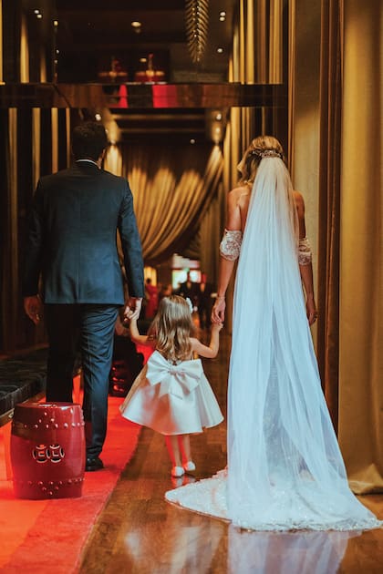 Tras la íntima ceremonia celebrada en El Mercado, el restaurante del
Faena Hotel ubicado en Puerto Madero, Guido, Ari y Stephie salieron a pie rumbo al
Faena Art Center para disfrutar de la fiesta.