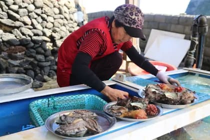Tras la jornada de pesca submarina, las haenyeo venden sus capturas