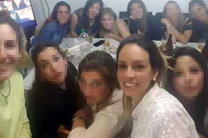 Tras la leve condena que recibió Julieta Silva por el homicidio del joven, que incluyó la detención domiciliaria, se sumó la viralización de fotos de la mujer en festejos con amigos