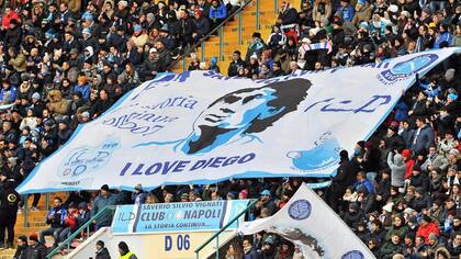 Tras la llegada de Maradona a Napoli, los hinchas llevaron banderas al partido de este domingo, ante Pescara
