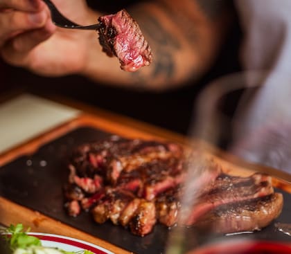 Tras la maduración, en Madre Rojas realizan un trabajo de charqueo que marca diferencias en el sabor final