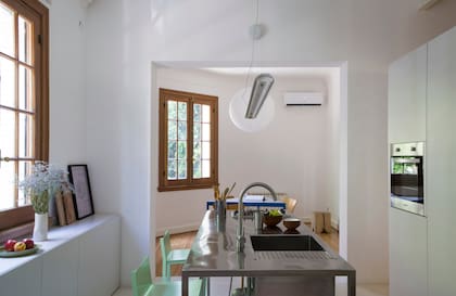 Tras la mesada de la cocina, el comedor, también usado como espacio de trabajo.