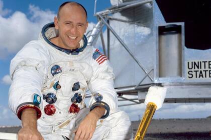 Tras la muerte de Bean, solo cuatro personas que pisaron la luna siguen vivas: Buzz Aldrin -el segundo-, Dave Scott, Charlie Duke y Harrison "Jack" Schmitt.