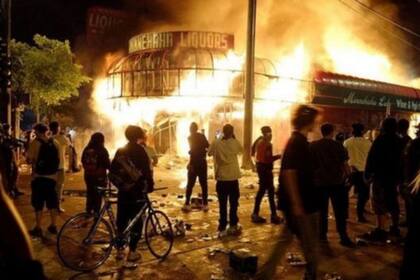 Tras la muerte de George Floyd, cientos de manifestantes salieron a protestar en las calles de Minneapolis