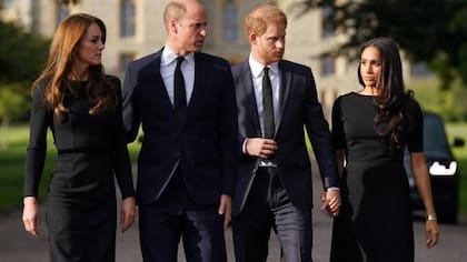 Tras la muerte de Isabel II, William y Harry salieron a saludar a la multitud en compañía de sus esposas Kate y Meghan