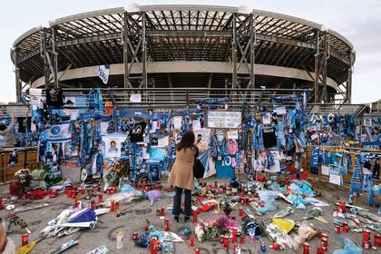Tras la muerte de Maradona, miles de fanáticos dejaron una ofrenda en el estadio San Paolo, que ahora lleva el nombre del futbolista