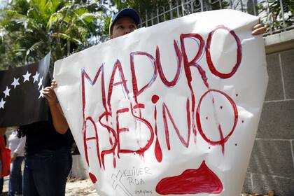 Una pancarta acusando al presidente de Venezuela, Nicolás Maduro