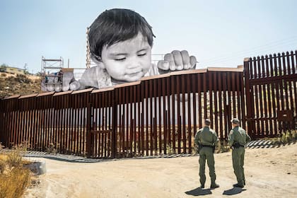 Tras la noticia sobre la intención de construir un muro permanente entre Estados Unidos y México, en 2017 JR creó una gigantesca instalación sostenida por andamios en la valla fronteriza en la ciudad mexicana de Tecate, que muestra a Kikito, un niño cuya casa en Tecate da a la valla fronteriza