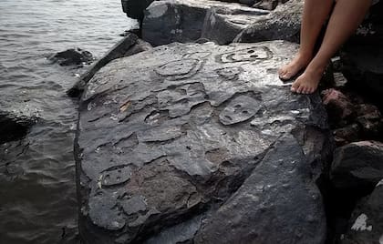 Tras la peor sequía en 121 años y el descenso del nivel de agua del río Negro en Brasil, es que aparecieron rostros y otras figuras talladas en rocas hundidas a 15 metros de profundidad