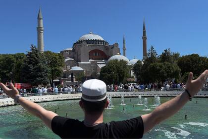 Un hombre celebra en las afueras de la mezquita