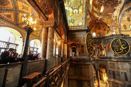 Los visitantes toman fotografías de los frescos