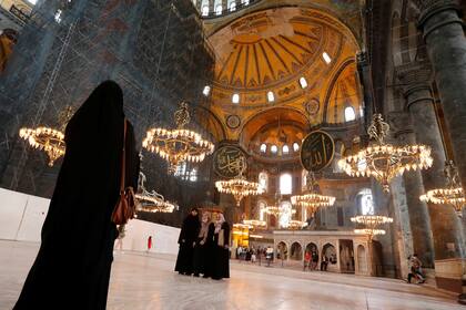 Santa Sofía fue construida en el siglo VI como catedral y reconvertida en mezquita en el siglo XV